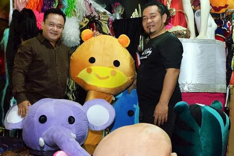 PAKAR MEREKA BENTUK KOSTUM: Pereka kostum dan pengasas syarikat Mind N Body Entertainment, Encik Yusoff Hussin (kiri), telah menghasilkan lebih 1,000 kostum sejak beliau menceburi bidang perniagaan menyediakan kostum lebih daripada 10 tahun yang lalu. Beliau turut dibantu oleh abangnya, Encik Ibrahim Hussin. - Foto KHALID BABA