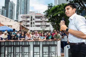 SEBERANG TAMBAK: Menteri Belia dan Sukan Malaysia, Syed Saddiq Abdul Rahman, bertemu rakyat Malaysia yang bekerja atau belajar di Singapura, di Agrobazaar Ahad lalu, semasa lawatannya ke Singapura. - Foto BH oleh ZALEHA ABDUL KADER