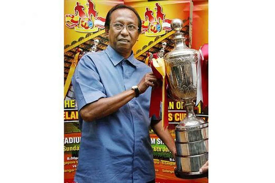 ALLAHYARHAM DOLLAH KASIM: Lagu berjudul 'Dollah Kassim' menjadi siulan anak-anak muda dan peminat bola sepak semasa lagu itu popular pada tahun-tahun 1970-an. - Foto fail