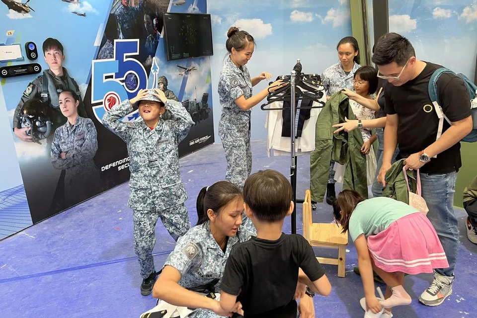 BERSERAGAM: Kanak-kanak berseronok mencuba seragam RSAF seperti seragam juruterbang dan seragam nombor empat berlengan panjang.