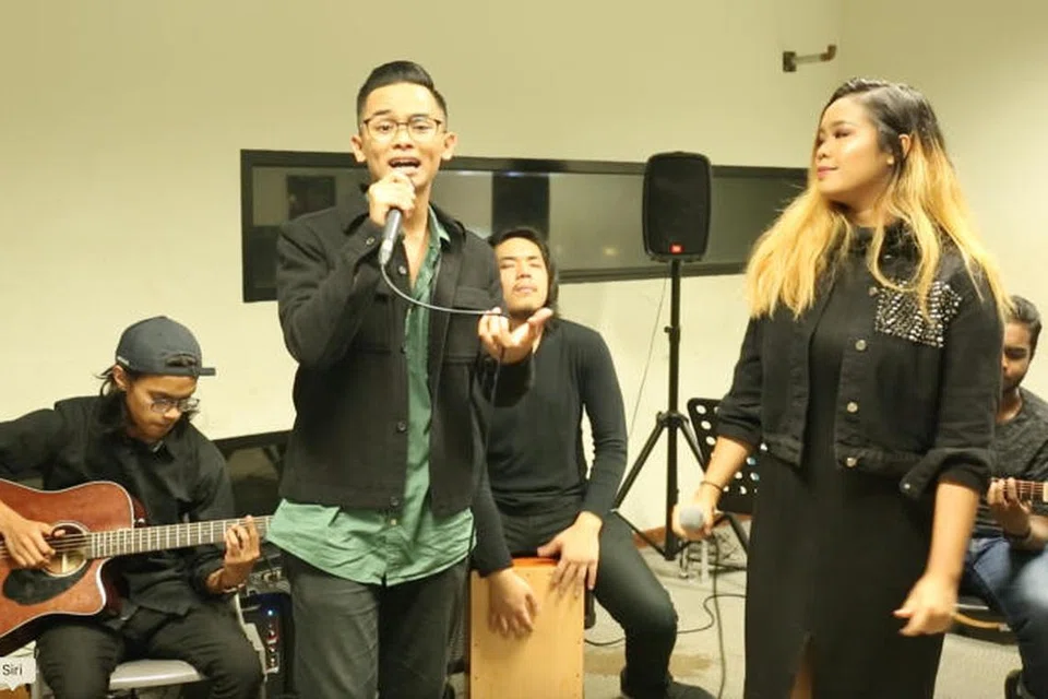 Mohammad Shahfiq Irman (berdiri di kiri) bersama rakannya di Anugerah 2017, Liwani Izzati, menyanyikan lagu-lagu Datuk Sheila Majid dalam satu sesi Gah(kustik) Sanjungan Buat Datuk Sheila Majid. Mereka diiringi rakan Shahfiq daripada Maktab Seni Lasalle.