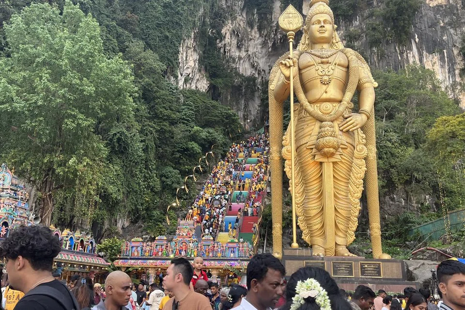 Patung Dewa Murugan setinggi 42.7 meter, iaitu antara yang tertinggi di dunia dan 272 anak tangga berwarna warni menjadi antara tarikan pelancong untuk melawat Batu Caves di Selangor, terutama sepanjang festival perayaan Thaipusam yang menarik kunjungan lebih dua juta pengunjung, termasuk pelancong. 