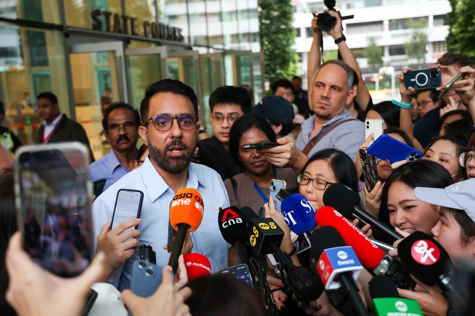 Setiausaha Agung Parti Pekerja (WP) dan Ketua Pembangkang, Encik Pritam Singh (tengah) bercakap dengan pihak media selepas hukuman dijatuhkan ke atasnya pada 17 Februari.
