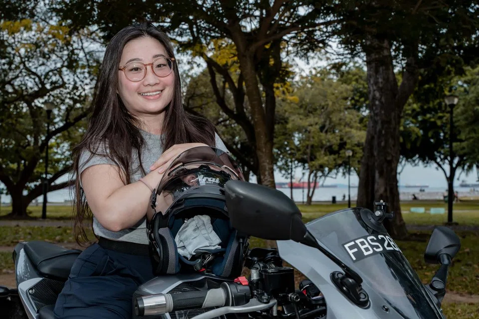 Cik Nina Neo, yang ‘tidak terlalu tinggi’ dan perlu menjengket ketika menunggang motosikal, menubuhkan kumpulan ‘Tippy Toes’ untuk penunggang wanita.