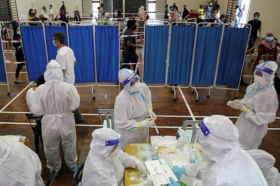 TAMBAH KAPASITI: Kementerian Kesihatan Malaysia terus menambah kapasiti hospital awam dan pasukan perubatannya dalam usaha mencegah penularan Covid-19 di negara itu. - Foto REUTERS