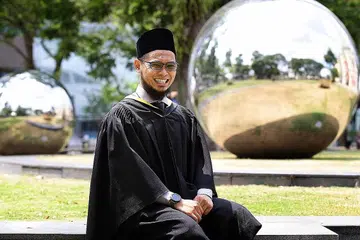 USAHA MENGHARAPKAN YANG TERBAIK: Sama ada seseorang Muslim itu pelajar atau pesakit, dia harus berusaha memperbaiki keadaan dirinya. Jika mahu berjaya dalam peperiksaan, dia harus rajin belajar, manakala jika dia mengalami kesakitan, dia harus berusaha berjumpa doktor dan memakan ubat dan berdoa agar dia akan sembuh. Setelah itu, dia akan menyerahkan kepada Allah untuk menentukan keputusan dan natijahnya. - Foto fail