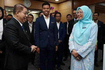 LAWATAN KERJA: Menteri di Jabatan Perdana Menteri (Wilayah Persekutuan, Dr Zaliha Mustafa (kanan) menghadiri taklimat dan mengadakan lawatan kerja ke Dewan Bandaraya Kuala Lumpur (DBKL) sambil disambut Datuk Bandar Kuala Lumpur, Datuk Kamarulzaman Mat Salleh, di DBKL pada 19 Disember.