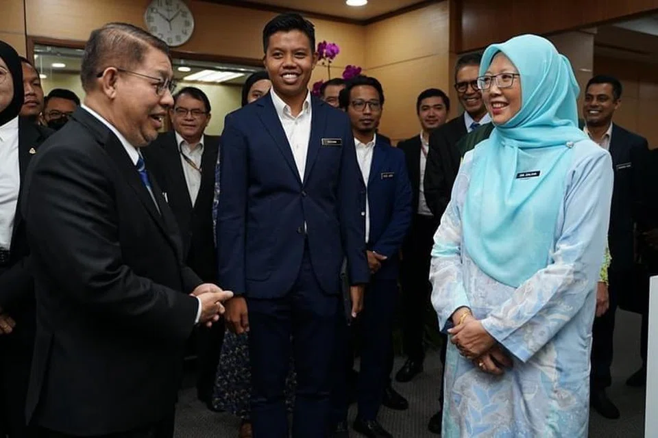 LAWATAN KERJA: Menteri di Jabatan Perdana Menteri (Wilayah Persekutuan, Dr Zaliha Mustafa (kanan) menghadiri taklimat dan mengadakan lawatan kerja ke Dewan Bandaraya Kuala Lumpur (DBKL) sambil disambut Datuk Bandar Kuala Lumpur, Datuk Kamarulzaman Mat Salleh, di DBKL pada 19 Disember.