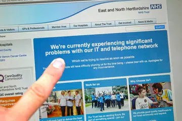 KHIDMAT TERGENDALA: Laman web Khidmat Kesihatan Nasional Britain Hertfordshire Timur dan Utara ini memaklumkan kepada pengguna bahawa terdapat masalah dalam rangkaian IT dan telefonnya di London semalam. - Foto AFP.