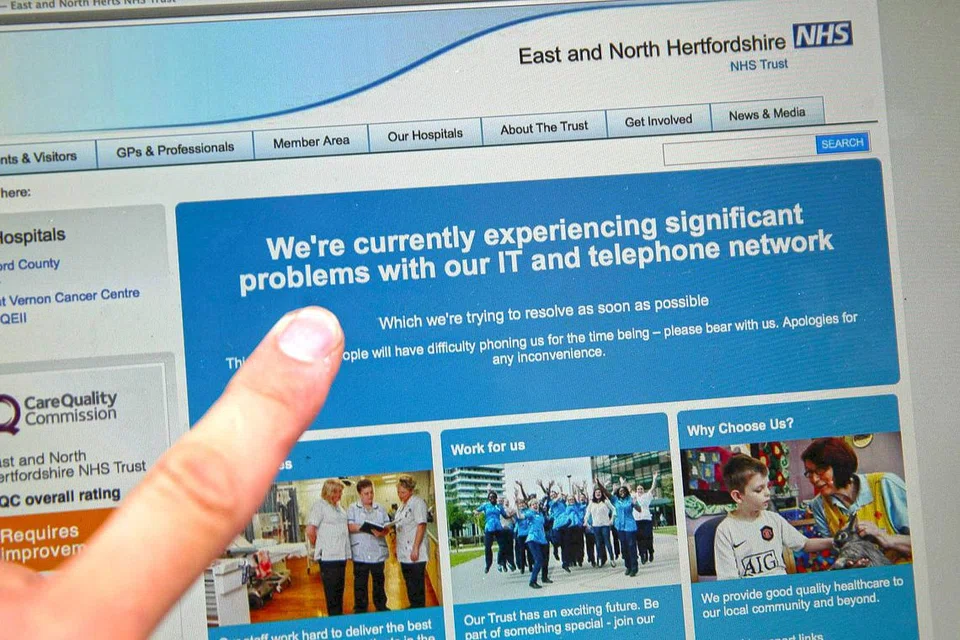 KHIDMAT TERGENDALA: Laman web Khidmat Kesihatan Nasional Britain Hertfordshire Timur dan Utara ini memaklumkan kepada pengguna bahawa terdapat masalah dalam rangkaian IT dan telefonnya di London semalam. - Foto AFP.