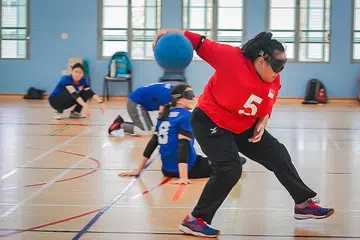 BINA KEYAKINAN DIRI: Norliana mengguling bola semasa satu latihan di Sekolah Menengah Deyi. - Foto BM oleh NUR DIYANA TAHA