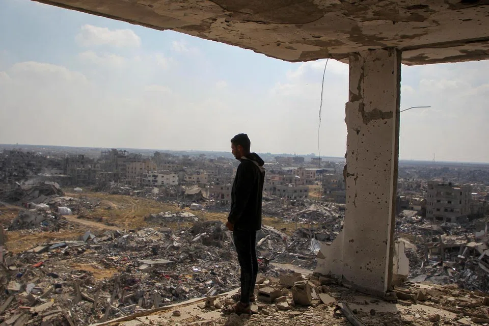 Seorang penduduk Palestin melihat kemusnahan di Rafah pada 4 Februari di tengah-tengah gencatan senjata antara Israel dengan Hamas. 