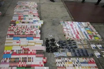 RAMPASAN E-ROKOK: Percubaan menyeludup e-rokok digagalkan oleh pegawai Penguasa Imigresen dan Pusat Pemeriksaan (ICA) di Pusat Pemeriksaan Tuas - Foto HSA