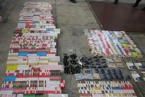 RAMPASAN E-ROKOK: Percubaan menyeludup e-rokok digagalkan oleh pegawai Penguasa Imigresen dan Pusat Pemeriksaan (ICA) di Pusat Pemeriksaan Tuas - Foto HSA