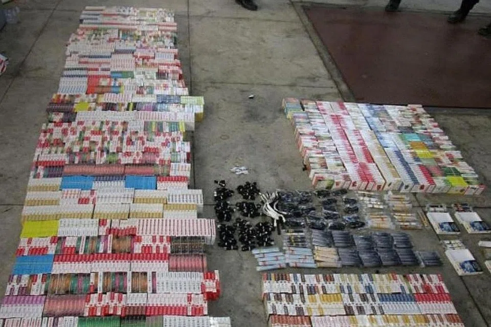 RAMPASAN E-ROKOK: Percubaan menyeludup e-rokok digagalkan oleh pegawai Penguasa Imigresen dan Pusat Pemeriksaan (ICA) di Pusat Pemeriksaan Tuas - Foto HSA