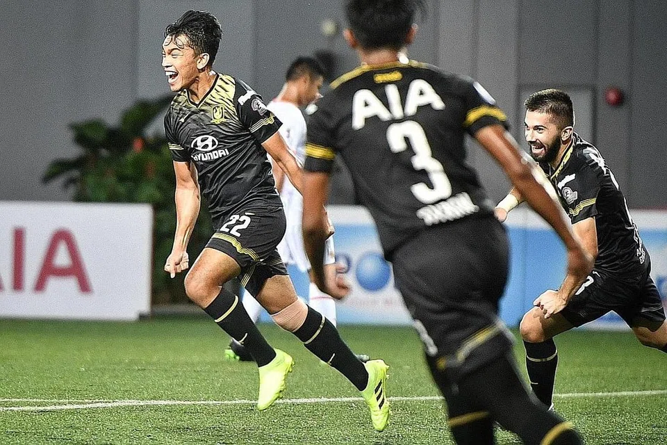 GOL PEMBUKAAN: Pemain Tampines Rovers, Syahrul Sazali (kiri) meraikan jaringan gol pertamanya dalam perlawanan menentang Albirex Niigata di Our Tampines Hub. - Foto BH oleh ARIFFIN JAMAR