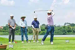 Menteri Negara Kanan (Pertahanan merangkap Kemampanan dan Sekitaran), Encik Zaqy Mohamad (kanan), membuat pukulan bagi acara Golf Amal anjuran Berita Harian (BH) dan AMP Singapura (AMP) selaku tetamu terhormat, di Orchid Country Club pada 22 Julai. Bersama beliau adalah (dari kiri), Anggota Lembaga Pengarah AMP, Encik Nazzi Beck; mantan Menteri Bertanggungjawab bagi Ehwal Masyarakat Islam, Dr Yaacob Ibrahim; dan Editor BH, Encik Nazry Mokhtar. 