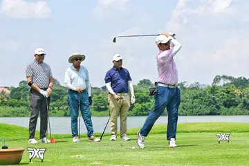 Menteri Negara Kanan (Pertahanan merangkap Kemampanan dan Sekitaran), Encik Zaqy Mohamad (kanan), membuat pukulan bagi acara Golf Amal anjuran Berita Harian (BH) dan AMP Singapura (AMP) selaku tetamu terhormat, di Orchid Country Club pada 22 Julai. Bersama beliau adalah (dari kiri), Anggota Lembaga Pengarah AMP, Encik Nazzi Beck; mantan Menteri Bertanggungjawab bagi Ehwal Masyarakat Islam, Dr Yaacob Ibrahim; dan Editor BH, Encik Nazry Mokhtar. 