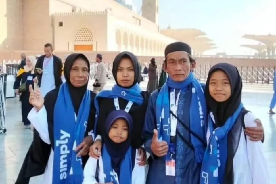 Pak Sunhaji menunaikan umrah bersama keluarga hasil pengumpulan dana orang ramai setelah tular beliau dihina seorang pendakwah dari Indonesia.