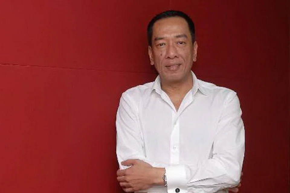BERIKAN YANG TERBAIK: Datuk Ramli MS (atas) menyifatkan Azharina sebagai penyanyi yang memiliki warna suara dan nyanyian ikhlas dari jiwa. Menurutnya, sayang sekali Siti Sarah mengutamakan unsur teknikal dan bukannya penjiwaan. - Foto FARAH REZAL