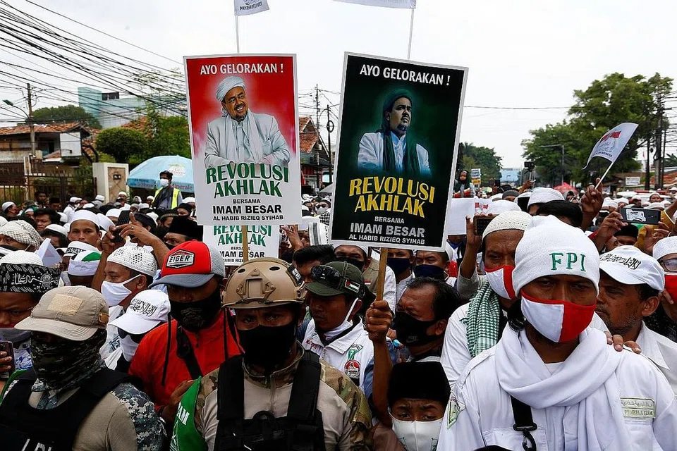 MASIH BERPENGARUH: Para pengikut dan penyokong Habib Rizieq berarak beramai-ramai sambil membawa sepanduk 'Revolusi Akhlak' sebagai tanda penghormatan menyambut kepulangan pemimpin itu pada 10 November lalu dengan kawalan rapi polis. - Foto REUTERS