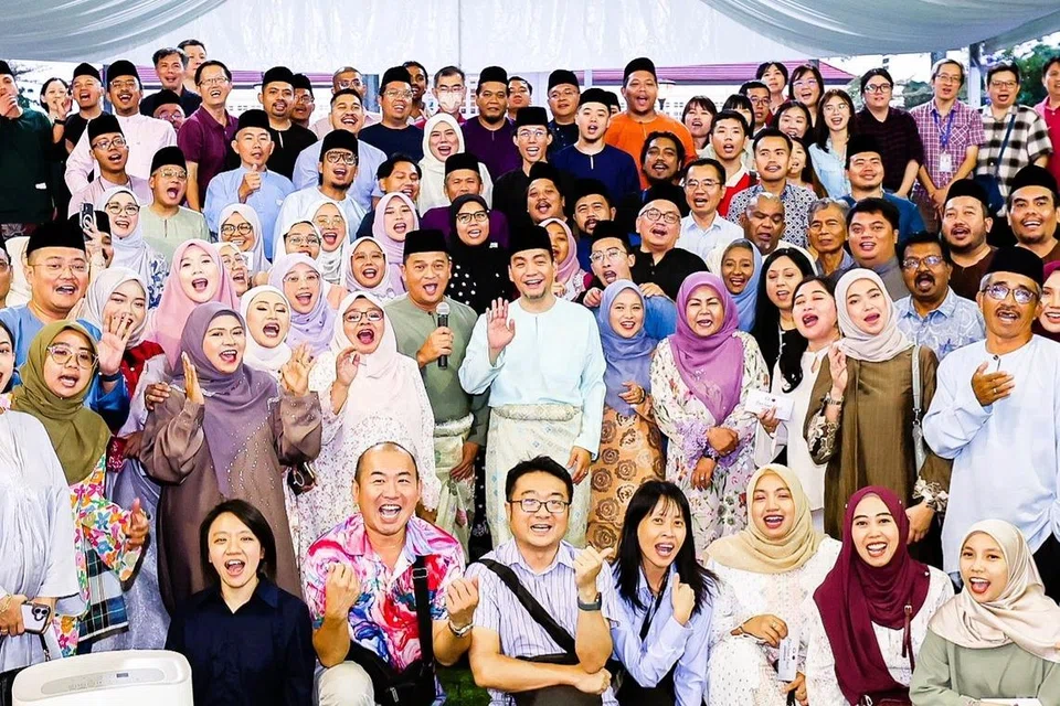 Menteri Besar Johor, Datuk Onn Hafiz Ghazi (tengah, berbaju putih), bergambar bersama pengamal-pengamal media negeri Johor.