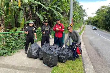 JAGA KEBERSIHAN: Pendaki dari Team Jalan Santai, (dari kiri) Ustaz Jakfar Embek, Ustaz Bahrul-Ulum, Ustaz Raja Muzaffar dan Encik Azmi bersama sebahagian beg plastik yang berisi sampah sarap yang dikutip dari Istana Woodneuk tidak jauh dari Kebun Bunga Singapura. - Foto TEAM JALAN SANTAI