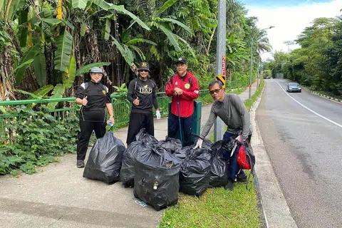JAGA KEBERSIHAN: Pendaki dari Team Jalan Santai, (dari kiri) Ustaz Jakfar Embek, Ustaz Bahrul-Ulum, Ustaz Raja Muzaffar dan Encik Azmi bersama sebahagian beg plastik yang berisi sampah sarap yang dikutip dari Istana Woodneuk tidak jauh dari Kebun Bunga Singapura. - Foto TEAM JALAN SANTAI