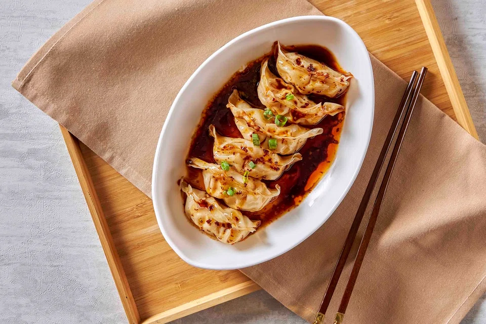 Ladu atau ‘dumpling’ yang dikukus bermandi minyak cili. 