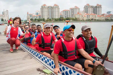 ACARA BERSAMA MASYARAKAT: Tetamu terhormat, Dr Amy Khor (kiri), memberi semangat kepada peserta perlumbaan bot naga di acara Community Play Day hujung minggu lalu. - Foto HAB SUKAN SINGAPURA