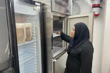MODEL PERNIAGAAN BARU: Mulai September tahun ini, Cik Azlina berkata Lina Satay Club akan beralih untuk beroperasi di dapur pusat yang terletak di kawasan Bukit Batok. - Foto ihsan AZLINA ABDUL GHAFFAR