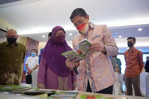 PELANCARAN BUKU KANAK-KANAK: Menteri di Pejabat Perdana Menteri, Dr Mohamad Maliki Osman (kanan) bersama penulis buku Melayu kanak-kanak bersiri bertajuk Ceria Dengan Cerita,Profesor Madya Kamsiah Abdullah (kiri) di ibu pejabat Jamiyah semalam. - Foto BH oleh JASON QUAH