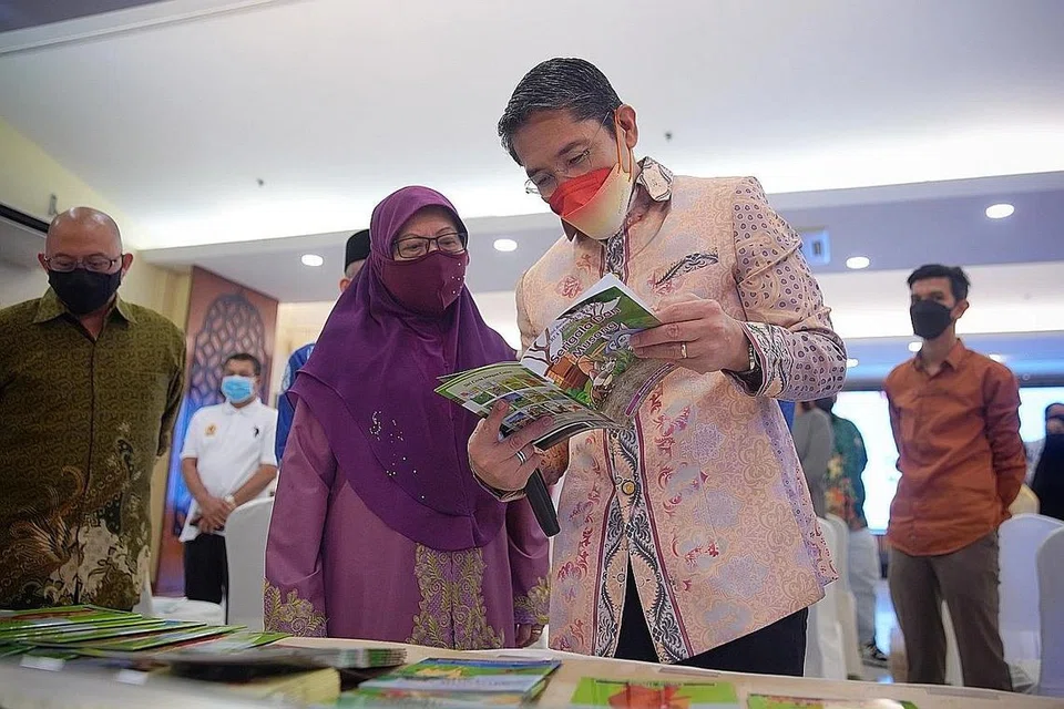 PELANCARAN BUKU KANAK-KANAK: Menteri di Pejabat Perdana Menteri, Dr Mohamad Maliki Osman (kanan) bersama penulis buku Melayu kanak-kanak bersiri bertajuk Ceria Dengan Cerita,Profesor Madya Kamsiah Abdullah (kiri) di ibu pejabat Jamiyah semalam. - Foto BH oleh JASON QUAH