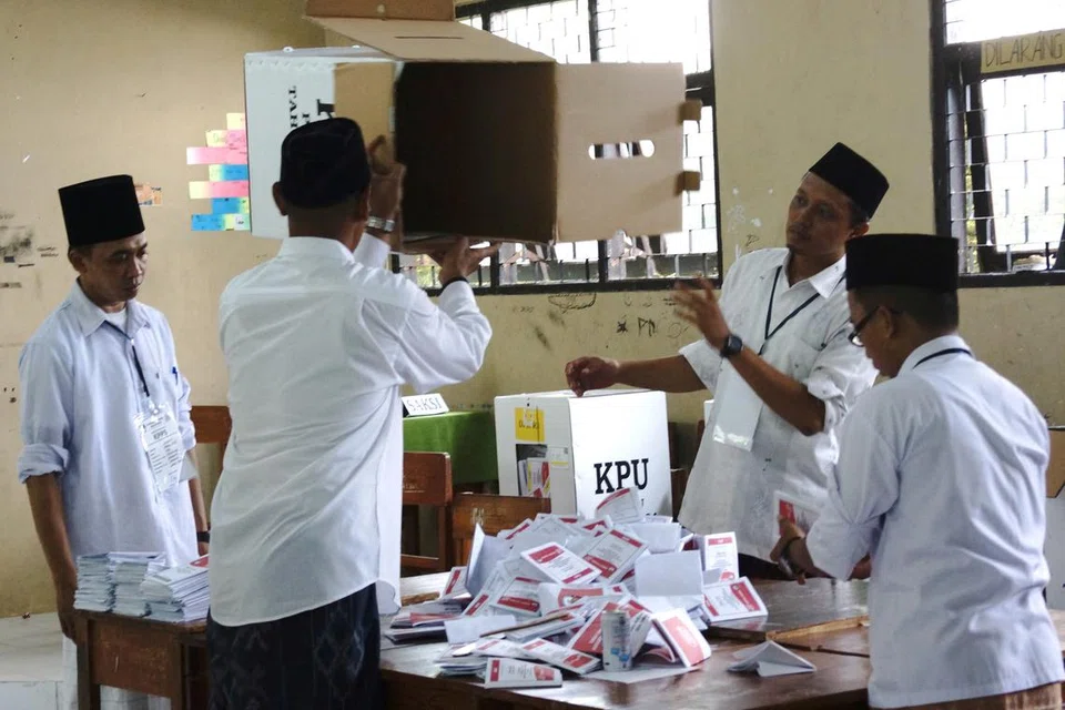 Petugas pilihan raya mengira undi di pusat mengundi selepas pilihan raya umum ditutup di Kabupaten Jombang, Jawa Timur, Indonesia.
