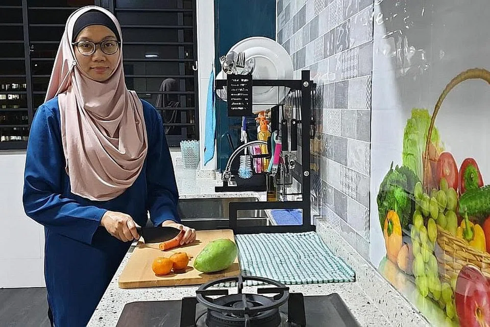 JAGA DAN KAWAL PEMAKANAN: Cik Hamidah menyediakan panduan makanan sihat termasuk cara memasak yang mendatangkan kesihatan yang baik untuk semua, khususnya dalam Ramadan ini. Gambar ini dirakam sebelum wabak Covid-19. - Foto ihsan HAMIDAH ABDUL RAHIM