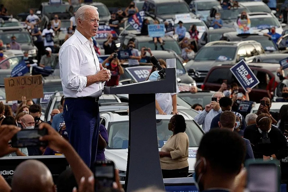 SELAR TRUMP: Encik Biden yang berkempen di Atlanta, Georgia telah membidas Encik Trump dan menuduhnya sekadar menyerah kepada keadaan dalam menghadapi penularan pandemik Covid-19 - Foto REUTERS