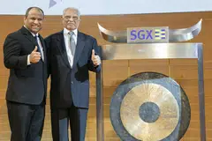 BERSAMA BAPA TERCINTA: Encik Ismail (kiri) bersama bapanya, Encik Abdul Gafoore Mohamed Kassim, yang turut sama mengetuk gong di SGX bagi menandakan penyenaraian saham PropNex di bursa saham. - Foto PROPNEX