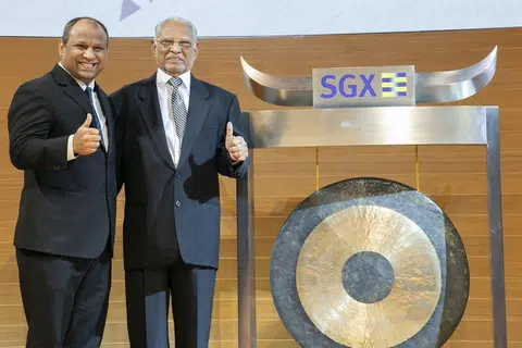 BERSAMA BAPA TERCINTA: Encik Ismail (kiri) bersama bapanya, Encik Abdul Gafoore Mohamed Kassim, yang turut sama mengetuk gong di SGX bagi menandakan penyenaraian saham PropNex di bursa saham. - Foto PROPNEX