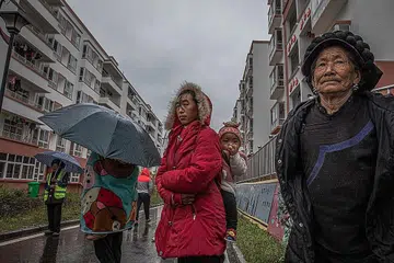 CABARAN ASIA TIMUR DAN PASIFIK: Sedang kemiskinan di China dijangka merosot antara 8.1 juta hingga 9.6 juta orang tahun ini, negara-negara lain di rantau ini berdepan dengan kewujudan satu golongan miskin baharu. - Foto EPA-EFE