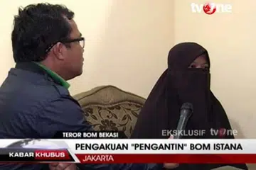 MANGSA PROPAGANDA: Dian Yulia Novi, 27 tahun, semasa diwawancara wartawan saluran berita televisyen Indonesia, TVOne. Dian didakwa merancang menjalankan serangan bom nekad di istana presiden di Jakarta. had allegedly been planning to mount a suicide bomb attack on the presidential palace in Jakarta. - Foto TVONE