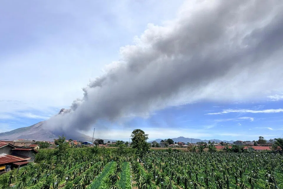 Gunung Sinabung memuntahkan bahan gunung berapi ke udara ketika berlaku letusan di Karo, Sumatera Utara, Indonesia, pada 31 Ogos. Indonesia kini berdepan musim kemarau berpanjangan yang meningkatkan risiko kebakaran hutan dan tanah, dengan hampir 286,000 hektar kawasan terbakar di seluruh negara sejak awal tahun. Pemerintah turut menutup sementara aktiviti pendakian di sembilan taman negara dan meningkatkan operasi pemadaman sepanjang September.