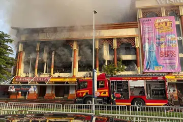 Anggota Jabatan Bomba dan Penyelamat Malaysia berusaha memadam kebakaran gedung tekstil Jakel Shah Alam yang musnah dalam kejadian kebakaran pagi tadi.