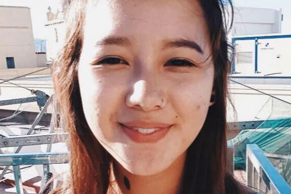 CIK MONICA BAEY: Melihat iPhone di bawah pintu bilik mandinya pada 25 November tahun lalu. - Foto FACEBOOK MONICA BAEY