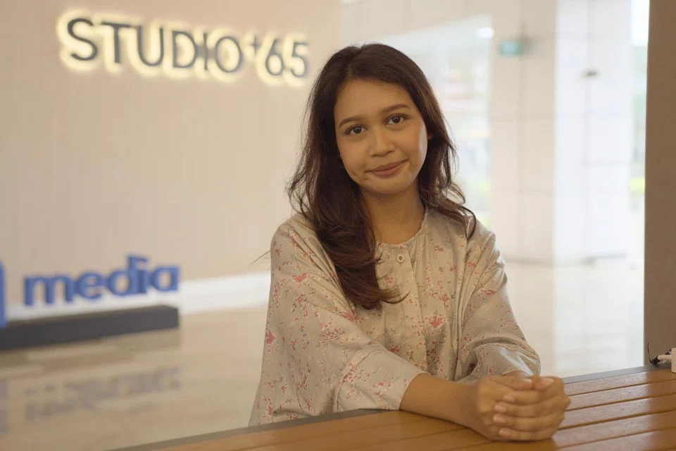 Cik Putri Nish mengikuti jejak langkah bapanya dengan melibatkan diri sebagai penari latar tarian Melayu dalam acara Bulan Bahasa@Keat Hong.