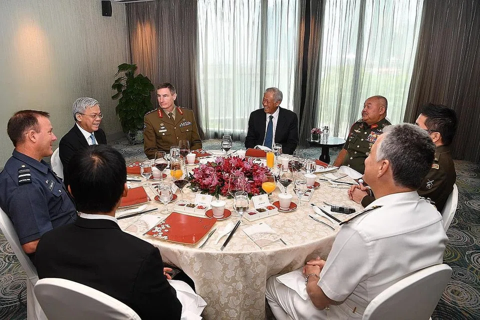 JALIN HUBUNGAN: Dr Ng Eng Hen (menghadap kamera, bertali leher biru) berkata Peraturan Pertahanan Lima Negara (FPDA) membuka peluang kepada tentera negara anggota menjalin hubungan dan memperdalam keyakinan terhadap satu sama lain. - Foto MINDEF