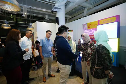 Mantan Presiden, Puan Halimah Yacob (dua dari kanan); dan Menteri Negara (Perhubungan dan Penerangan merangkap Kesihatan), Cik Rahayu Mahzam, yang juga Timbalan Pengerusi Panel Penasihat Reach (kanan); Editor Berita Harian/Minggu, Encik Nazry Mokhtar (dua dari kiri); dan Ketua Editor Kumpulan Media Inggeris/Melayu/Tamil SPH Media, Encik Wong Wei Kong (tiga dari kiri), berinteraksi bersama peserta Siri Jauhari pada 31 Mei. 