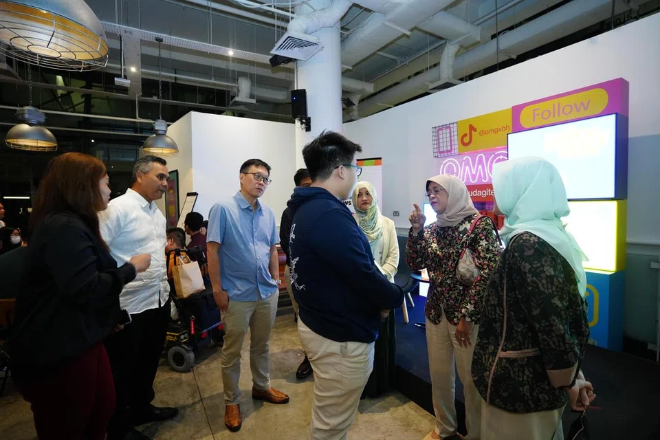 Mantan Presiden, Puan Halimah Yacob (dua dari kanan); dan Menteri Negara (Perhubungan dan Penerangan merangkap Kesihatan), Cik Rahayu Mahzam, yang juga Timbalan Pengerusi Panel Penasihat Reach (kanan); Editor Berita Harian/Minggu, Encik Nazry Mokhtar (dua dari kiri); dan Ketua Editor Kumpulan Media Inggeris/Melayu/Tamil SPH Media, Encik Wong Wei Kong (tiga dari kiri), berinteraksi bersama peserta Siri Jauhari pada 31 Mei. 