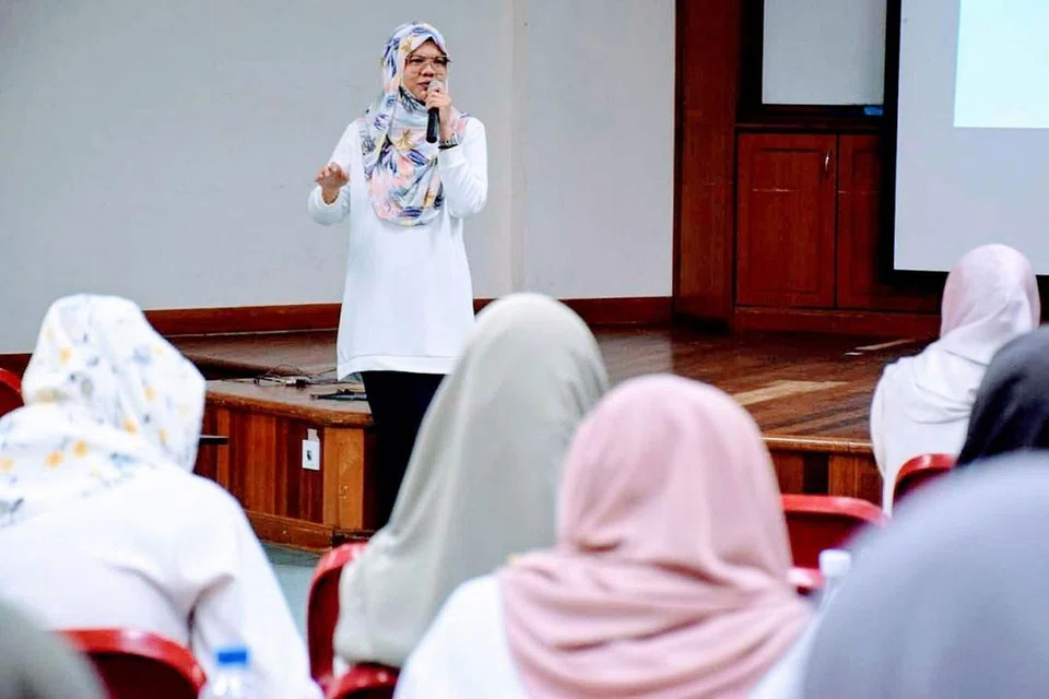 TUHAN LEBIH MENGETAHUI: Menurut Ustazah Zhahirah (pegang mikrofon), apabila doa dan permintaan belum diperkenankan, maka bersabar dan terus berdoa dan bersyukur belum diberi lagi permintaan tersebut kerana Allah swt lebih mengetahui waktu dan saat paling tepat untuk kita menerima. - Foto ihsan USTAZAH ZHAHIRAH MOHD SALEH