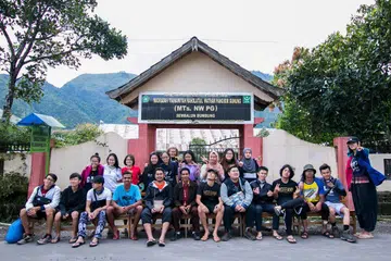 HULURKAN BANTUAN: Pelajar dari Sekolah Reka Bentuk dan Alam Sekitar serta Sekolah Kemanusiaan dan Sains Sosial Politeknik Ngee Ann mengunjungi kampung Sembalun Bumbung di Lombok tahun lalu sebagai sebahagian daripada Projek Ekspedisi Belia. Pelajar dan kakitangan politeknik itu telah mengumpul hampir $20,000 bagi membantu penduduk Lombok yang terjejas oleh gempa bumi baru-baru ini. - Foto POLITEKNIK NGEE ANN