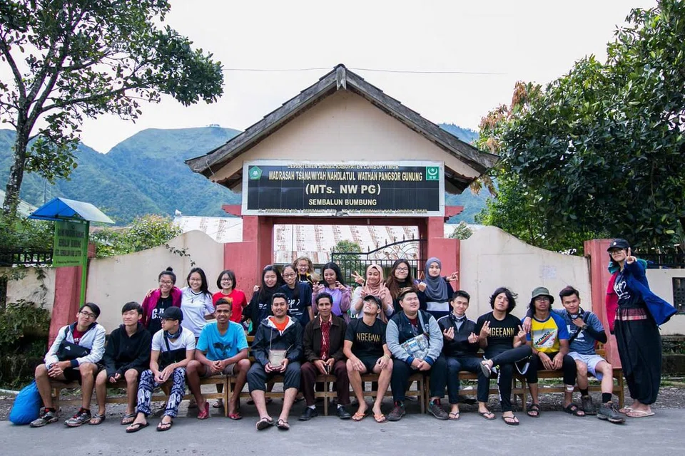 HULURKAN BANTUAN: Pelajar dari Sekolah Reka Bentuk dan Alam Sekitar serta Sekolah Kemanusiaan dan Sains Sosial Politeknik Ngee Ann mengunjungi kampung Sembalun Bumbung di Lombok tahun lalu sebagai sebahagian daripada Projek Ekspedisi Belia. Pelajar dan kakitangan politeknik itu telah mengumpul hampir $20,000 bagi membantu penduduk Lombok yang terjejas oleh gempa bumi baru-baru ini. - Foto POLITEKNIK NGEE ANN